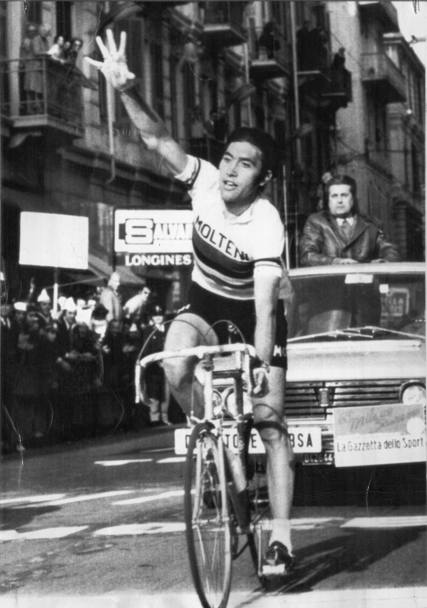 Eddy evidenzia con la mano la quinta vittoria appena realizzata nella Milano-Sanremo del 1972. Non sar l&#39;ultima: il belga vincer altre due edizioni nel 1975 e 1976 (Ap)